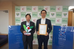 ユースエール認定授賞式での松本公共職業安定所上野大一郎所長とユリーカ代表青山の様子